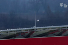 A Kisvárda stadionjából ki lehet rúgni a labdát, meg is tették