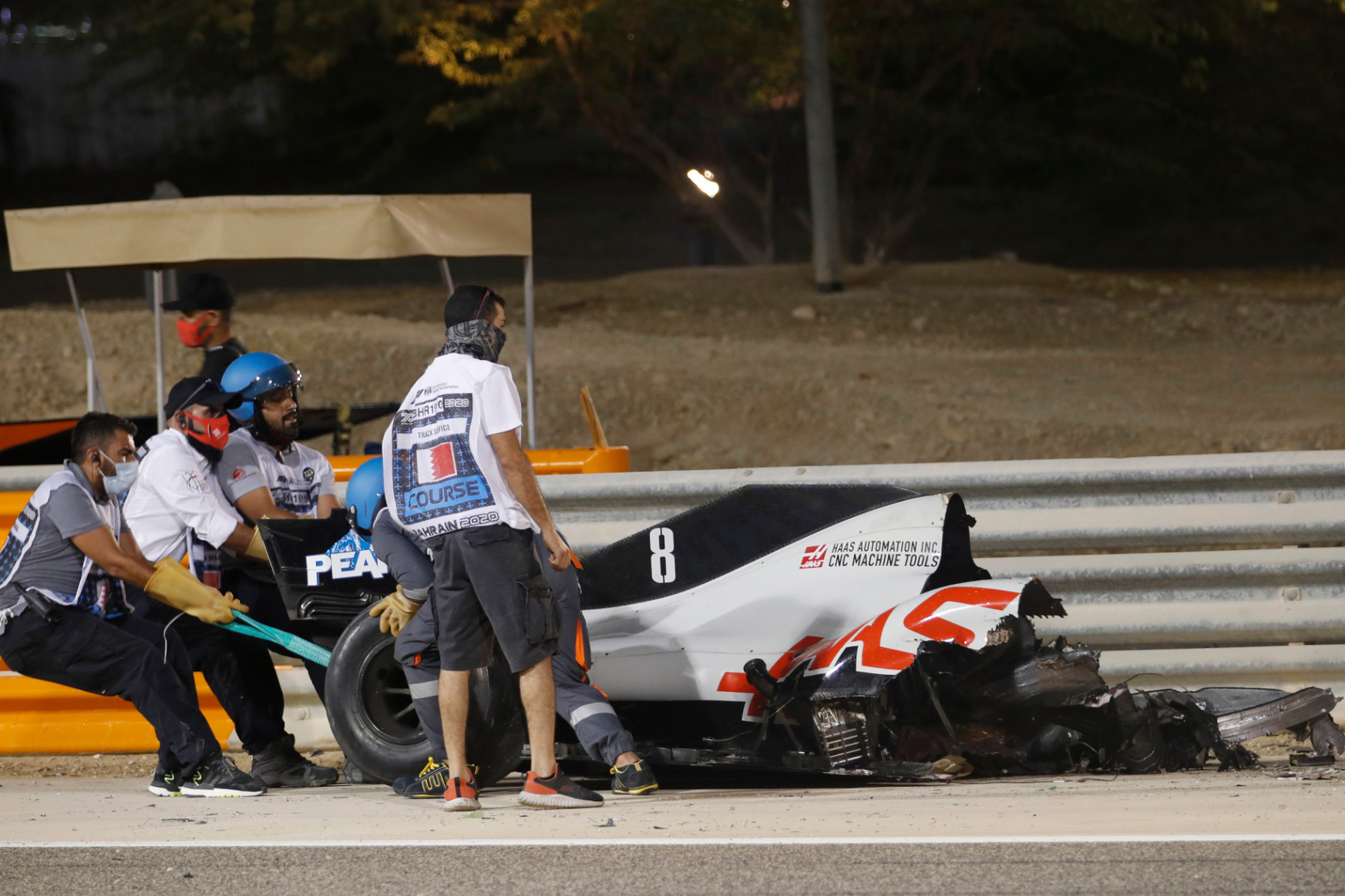Óriási balesettel indult a Bahreini Nagydíj, Grosjean kocsija kettészakadt és kigyulladt