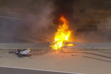 Óriási balesettel indult a Bahreini Nagydíj, Grosjean kocsija kettészakadt és kigyulladt