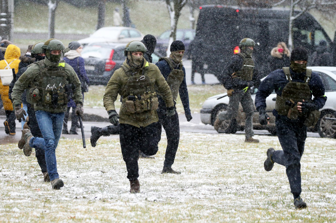 Rendőri egységek Minszkben, tüntetőket üldöznek Fotó: AFP/Stringer