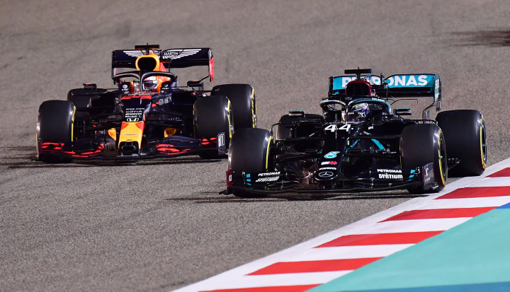 Lewis Hamilton és Max Verstappen a 2020-as Bahreini NagydíjonFotó: Giuseppe Cacace / Reuters