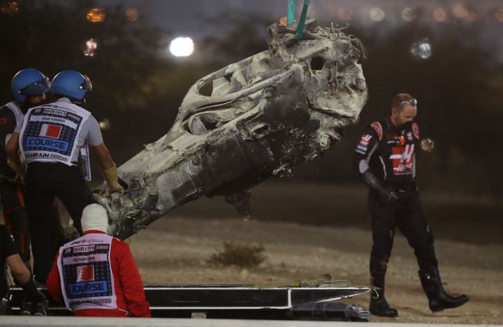 Ennyi maradt Grosjean pilótafülkéjéből. A szerkezet tetején látszik a nagyjából sértetlen glóriaFotó: Tolga Bozoglu / Reuters