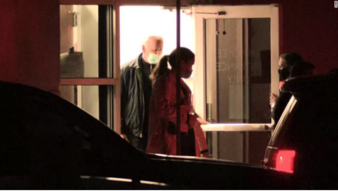 Joe Biden távozik a kórházból bokasérülése után. Fotó: CNN