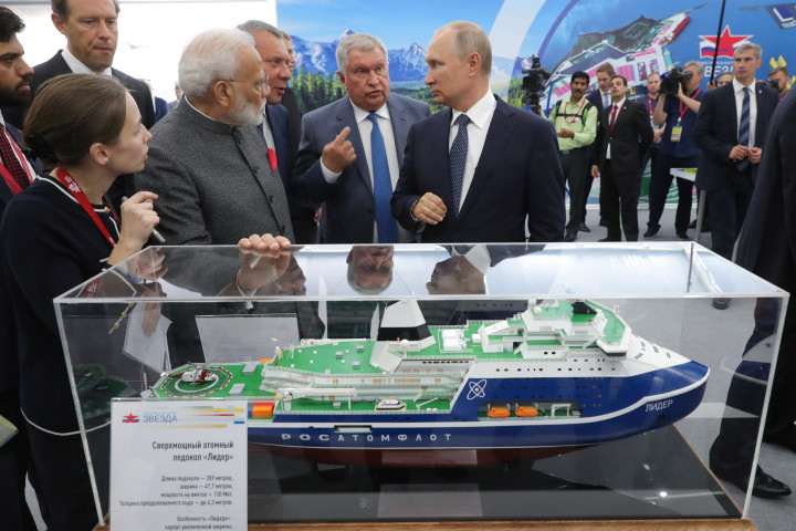 Igor Szecsin hallgatja Vlagyimir Putyin orosz elnök és Narendra Modi indiai miniszterelnök a Leader atommeghajtású jégtörő modellje mellett állva – Fotó: Mihail Klimentyev / Sputnik/ AFP