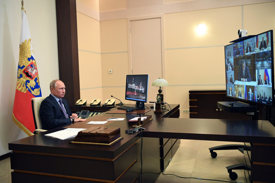 Putyin megbeszélést tart a koronavírus légi közlekedésre gyakorolt hatásáról 2020. május 13-án – Fotó: Alexey Nikolsky / Sputnik / AFP