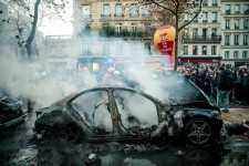 A hétvégi tüntetések után visszakozik a francia kormány