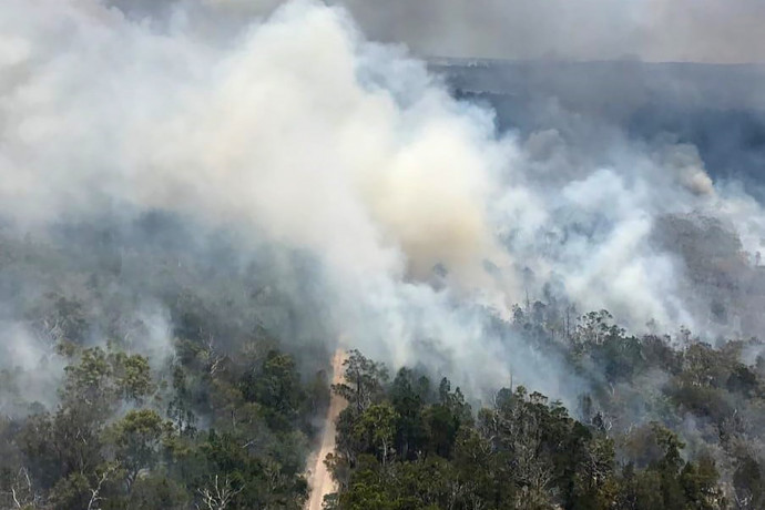 Bozóttűz a Fraser-szigeten 2020. november 28-án – Fotó: HANDOUT / QUEENSLAND FIRE AND EMERGENCY SERVICES / AFP