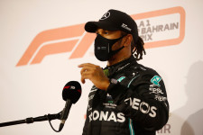 Pozitív lett Lewis Hamilton koronavírustesztje, lemarad a Szahíri Nagydíjról