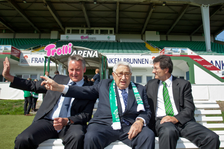 Henry Kissinger szeretett csapata mérkőzésén. Tőle jobbra Fürth polgármestere, balra a klub vezérigazgatója – Fotó: Daniel Karmann / DPA / AFP