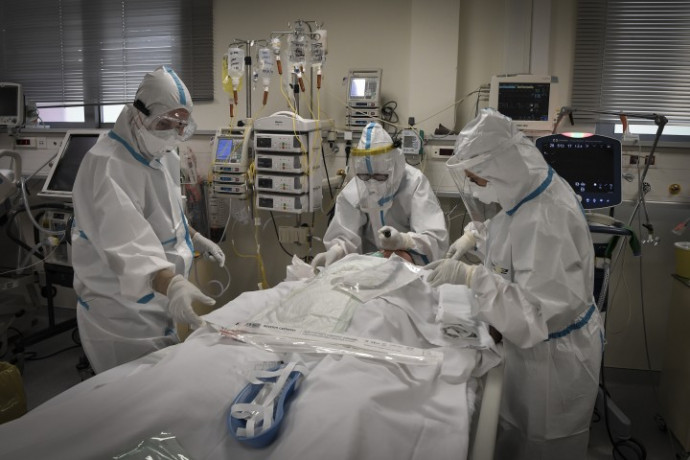 Coronavirus patient being treated at the ICU of the Voula (Asklepeion) Hospital in Athens, Greece, on 20 November 2020. Photo: Louisa Gouliamaki / AFP