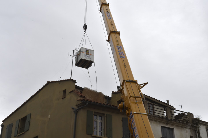 Az épület megbontása után gondolával emelték ki a túlsúlyos férfit a franciaországi PerpignanbanFotó: Raymond Roig/AFP