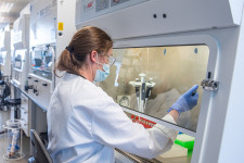 Hogyan lehet nyereséget elérni egy 3 dolláros koronavírus-oltáson?