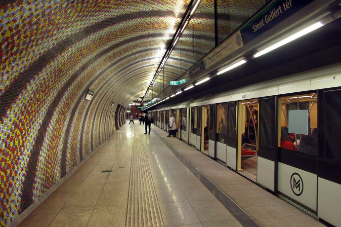 Nem tökéletes a négyes metró peronvédelmi rendszere