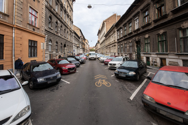 Parkoló autók Budapesten – Fotó: Bődey János / Telex