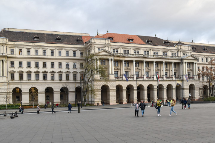 Úgy újítják fel a Kossuth tér legrégebbi palotáját, hogy közben félig lebontják
