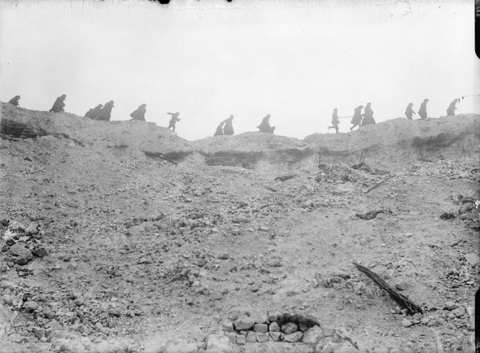 Brit katonák a Lochnagar-kréter mellett 1916 októberébenFotó: Wikimedia Commons / Imperial War Museum (Birodalmi Hadtörténeti Múzeum)