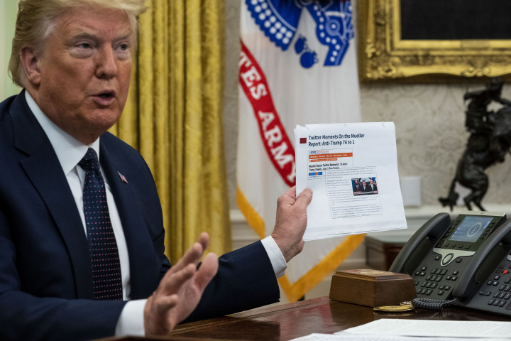 Donald Trump kinyomtatott cikkeket mutat a Fehér Házban a közösségi média szabályozásáról szóló elnöki rendelet aláírása előtt 2020 májusában – Fotó: Doug Mills-Pool / Getty Images
