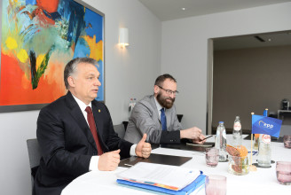 Szájer kilépett a Fideszből, Orbán szerint is védhetetlen volt, amit tett