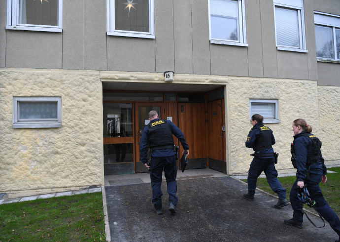 Rendőrök érkeznek a házhoz, ahol a nő és fia lakik – Fotó: Jonathan Nackstrand / AFP