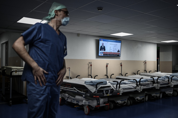 Egy egészségügyi dolgozó a miniszterelnök bejelentését nézi a tévében a Jean Villar magánkórház egyik kórtermében a franciaországi Bruges-ben. Kép – Philippe Lopez / AFP