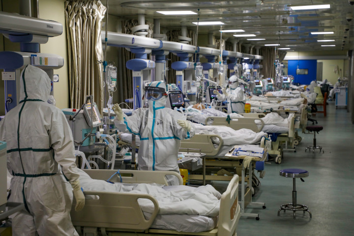 Fertőzöttek egy kínai kórház intenzív osztályán, 2020 februárjában – Fotó: Reuters