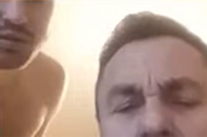 Egy pillanatra bekapcsolta a kameráját a videokonferencián egy melegellenes litván képviselő, és megjelent mögötte egy félmeztelen férfi