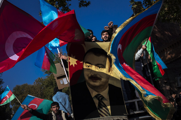 Azeriek ünnepelnek november 10-én, miután Ilham Alijev azerbajdzsáni elnök bejelentette az új megállapodást és a hegyi-karabahi konfliktus lezárását – Fotó: Arif Hudaverdi Yaman / Anadolu Agency / AFP
