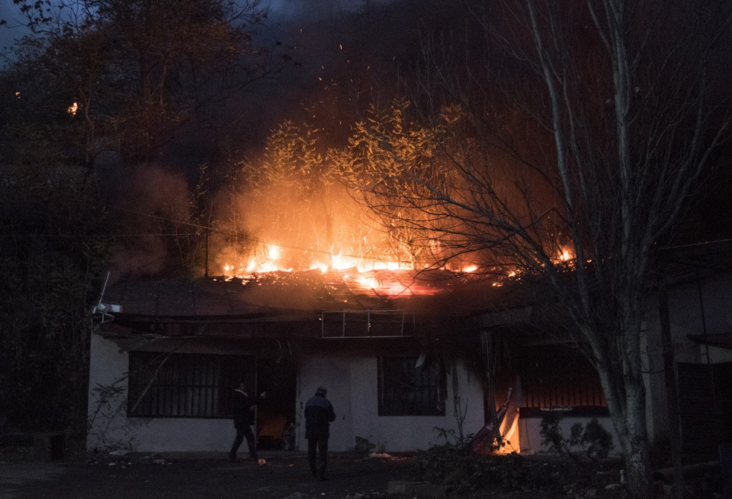 Lacsin régió lakosai elhagyják otthonukat és leégetik üzletüket november 30-án, mielőtt Azerbajdzsán átveszi a terület feletti kontrollt – Fotó: Valeriy Melnikov / Sputnik / AFP