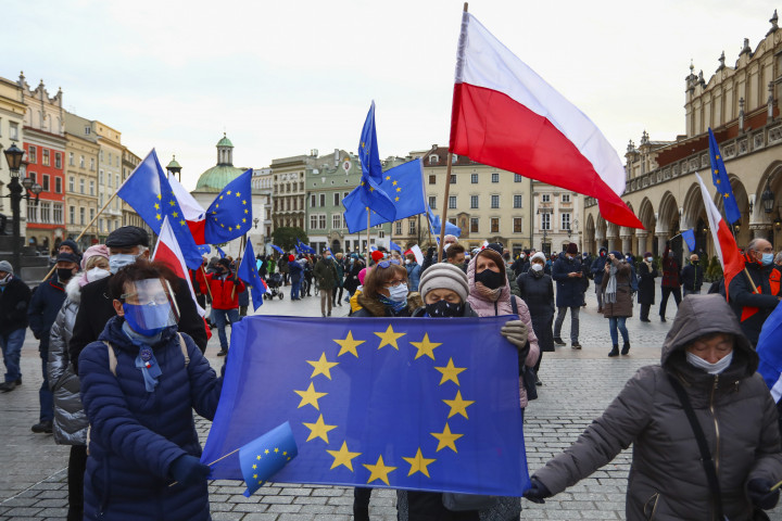 EU-párti tüntetők Krakkó főterén, 2020. november 22-én – Fotó: Beata Zawrzel / NurPhoto