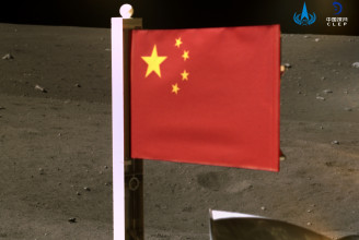 Kína a világon másodikként kitűzte zászlaját a Holdra