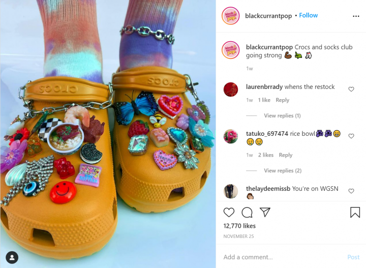 A blackcurrantpop egyik egyedi Crocsa – Fotó: blackcurrantpop / Instagram / https://www.instagram.com/p/CIBFsMFgHSU/