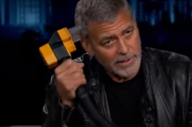 George Clooney azt mondja, 25 éve porszívóval vágja a haját