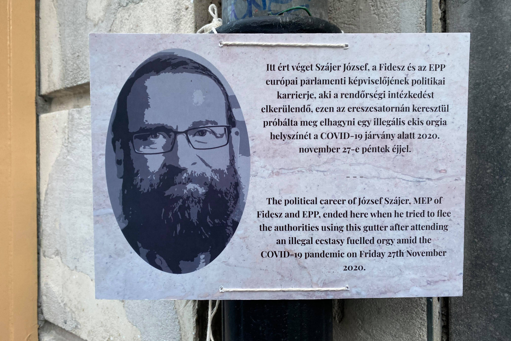 Emléktáblát kapott a Szájer-ügyben elhíresült brüsszeli ereszcsatorna