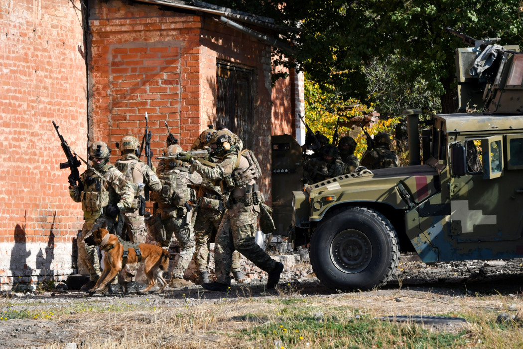 Az SZBU terrorelhárítási gyakorlatot tart a kelet-ukrajnai Szlavjanszkban, 2020. október 13-án – Fotó: Genya Savilov / AFP