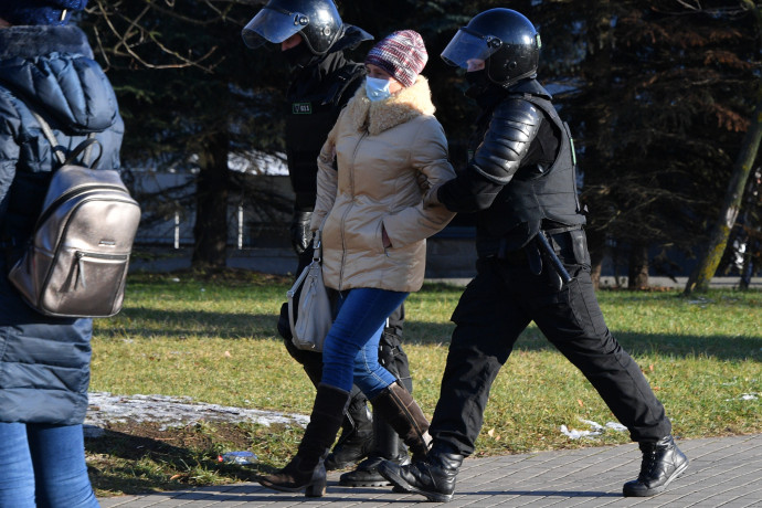 Megint több száz embert vettek őrizetbe Minszkben