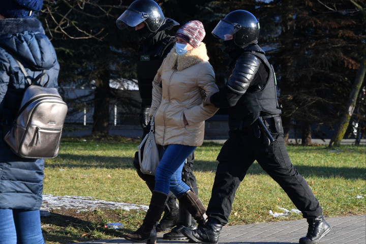 Megint több száz embert vettek őrizetbe Minszkben