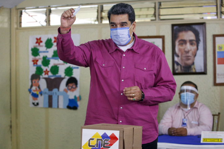 Nicolás Maduro venezuelai elnök voksol egy caracasi szavazóhelyiségben 2020. december 6-án. (MTI/AP/Ariana Cubillos)