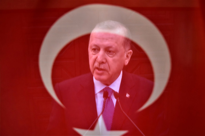 Erdogan kiáll a „kalózmentalitás” ellen, de azért tárgyalóasztalhoz ülne