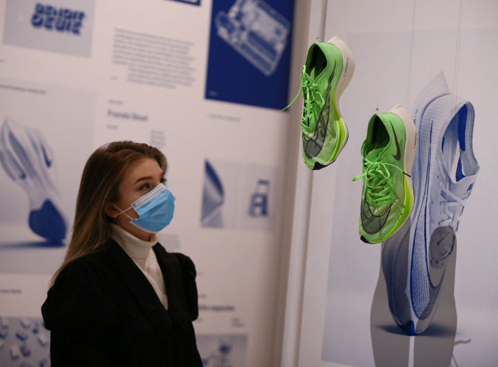 A Nike ZoomX Vaporfly NEXT cipője egy londoni design-múzeumban – Fotó: Yui Mok / PA Images / Getty Images