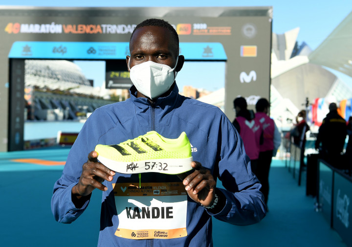 Kibiwott Kendie az Adidas „szupercipőjével” a maraton után – Fotó: Fotó: David Ramos / Getty Images / Adidas