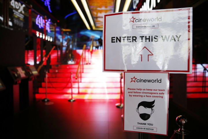 A maszkhordásra figyelmeztető tábla a Cineworld egyik londoni mozijában 2020 augusztusában – Fotó: Hollie Adams / Getty Images