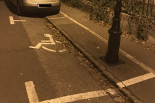 Beparkolt egy kandeláber az I. kerületi mozgáskorlátozott parkolóhelyre