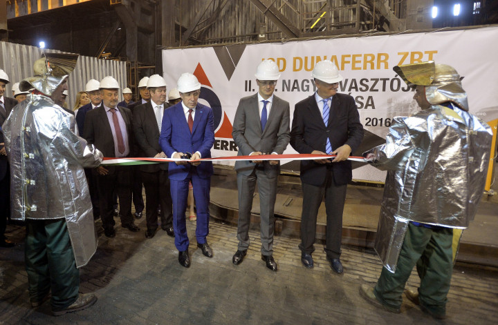 Szergej Gorkov, a Vnyesekonombank (VEB) vezérigazgatója, Szijjártó Péter külgazdasági és külügyminiszter és Jevgenyij Tanhiljevics, a dunaújvárosi ISD Dunaferr cégvezetője a társaság átépített nagyolvasztójának avatásán 2016. július 25-én – Fotó: Máthé Zoltán / MTI