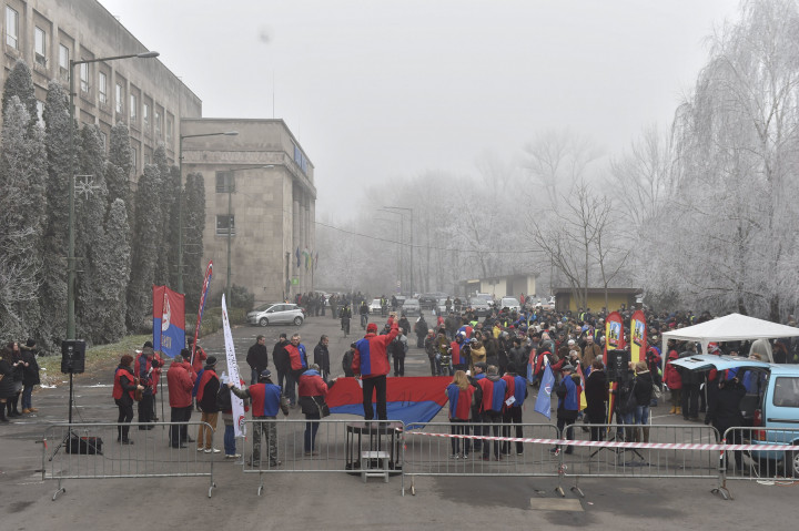 A Dunaferr DV Vasas Szakszervezeti Szövetség a középtávú bérmegállapodás végrehajtásáért tartott demonstrációja a dunaújvárosi gyár előtt 2017. február 15-én – Fotó: Máthé Zoltán / MTI