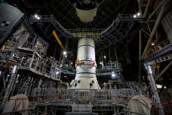 Az Artemis-program hordozórakétája összeszerelés alatt 2020 novemberében – Fotó: Cory Huston / NASA