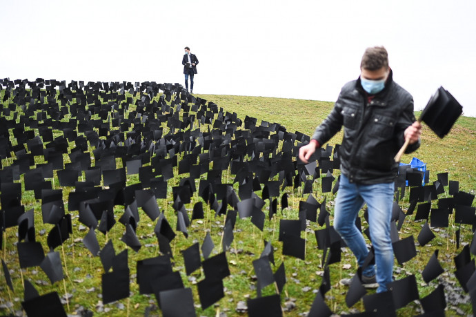Hatezer fekete zászló lobog a Bikás parkban a koronavírus halálos áldozatainak emlékére