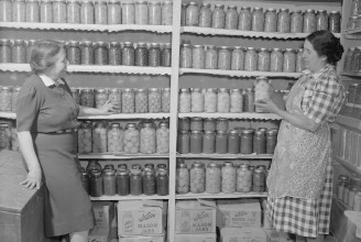 Viaszozott agyagtárolóktól a trendi poharakig: az amerikai befőttesüveg története
