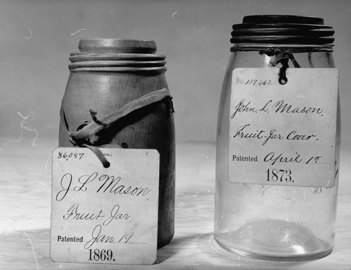 John Landis Mason egy ismeretlen keltezésű fotón, és két prototípusa, egy fából és egy üvegből – Forrás: Library of Congress – Hansel Mieth /The LIFE Picture Collection / Getty Images