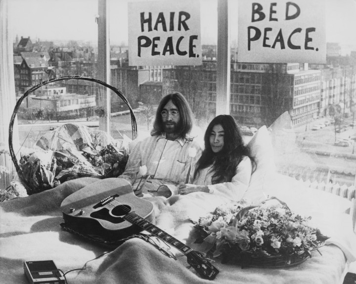 John Lennon és Yoko Ono ikonikus fotója 1969-ből – Fotó: Keystone / Hulton Archive / Getty Images