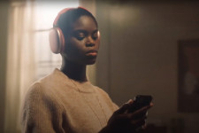 Piacra dobja régóta belengetett zajszűrő fejhallgatóját az Apple